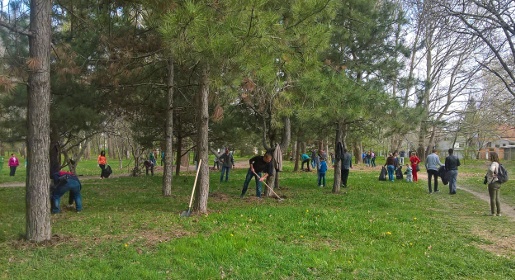 Крымские чиновники начали подготовку к курортному сезону с граблями и лопатами (ФОТО)