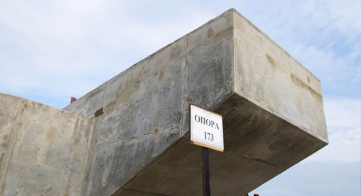 Строители возвели первую опору Крымского моста на острове Тузла (ФОТО)