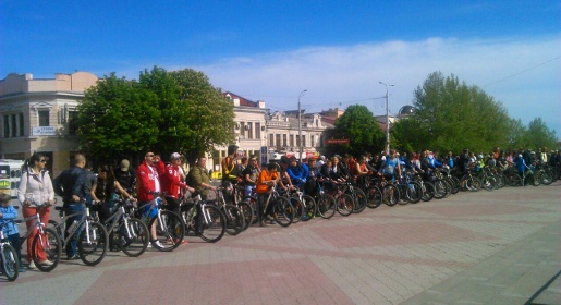 Около сотни велосипедистов прокатились по центральным улицам Симферополя по случаю открытия велосезона (ФОТО)