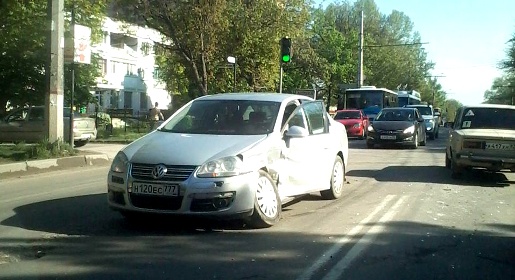 Пробка образовалась на магистральной улице Симферополя в час пик из-за столкновения четырёх машин (ФОТО)