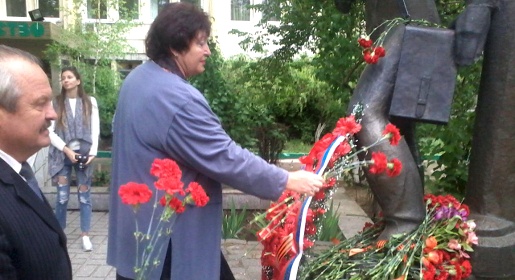 Крымчане возложили цветы к памятнику журналистам и полиграфистам, участвовавшим в Великой Отечественной войне