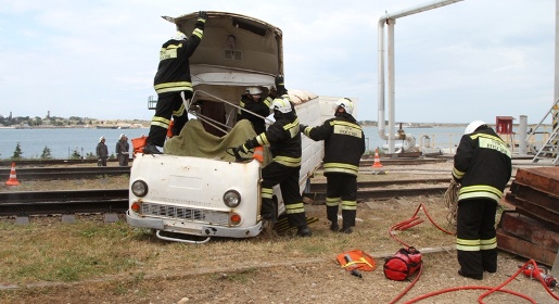 Спасатели ликвидировали условный разлив нефти в одной из бухт Севастополя и последствия аварии на железнодорожном переезде (ФОТО)