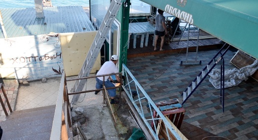 Муниципальные службы Ялты приступили к демонтажу незаконного кафе с крыши администрации Приморского пляжа (ФОТО)