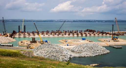 Строители подготовили техплощадку на молу в Керчи для возведения двухсотметровых арочных пролётов Крымского моста (ФОТО)