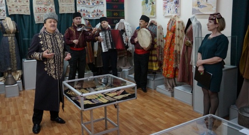 Выставка «Крымско-татарский костюм: традиции и современность» открылась в Симферополе (ФОТО)