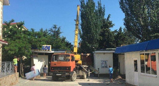 Руководство пансионата «Крымское приморье» установило бетонное ограждение на месте снесенных ворот