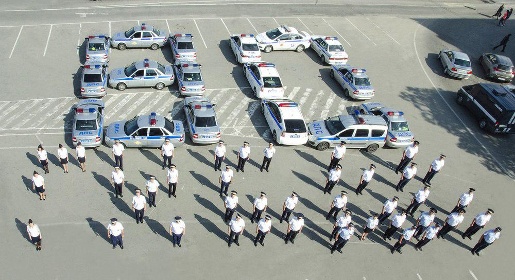 Сотрудники ГИБДД Симферополя поздравили Госавтоинспекцию с 80-летием «живыми» буквами и цифрами из автомобилей