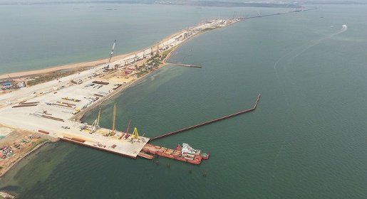 Строители Крымского моста завершили возведение третьего рабочего моста и создание вспомогательной инфраструктуры