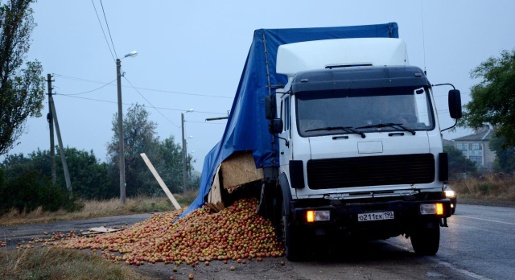Несколько тонн яблок высыпались из грузовика на подъезде к Керченской паромной переправе (ФОТО)