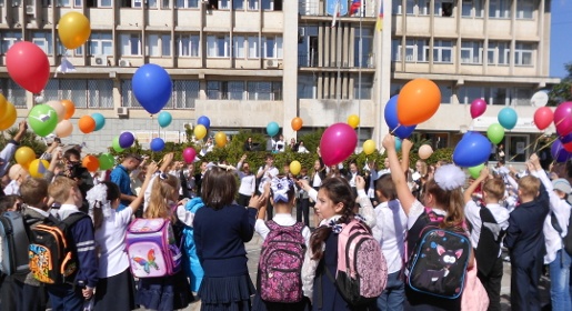 Алуштинские школьники присоединились к акции «Журавлик мира, или День без выстрела на земле» (ФОТО)