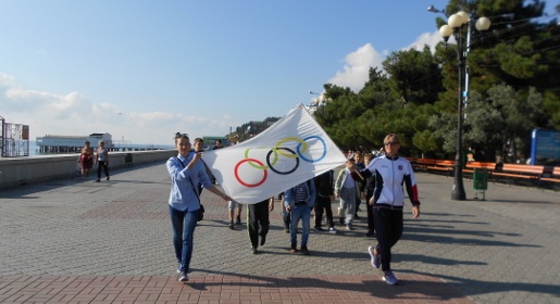 Школьники Алушты присоединились ко Всероссийскому дню ходьбы (ФОТО)