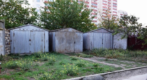 Глава Евпаторийской администрации пообещал заняться самовольными гаражами во дворах жилых домов