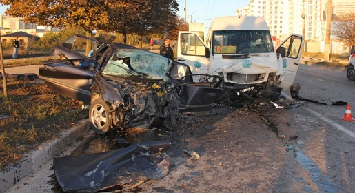 Пассажир легковушки погиб при столкновении с маршруткой в Севастополе
