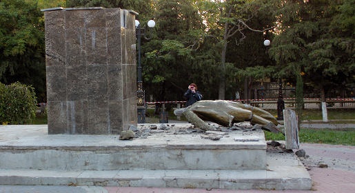 Неизвестные разрушили памятник Ленину в Судаке (ФОТО)