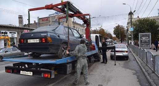 Эвакуаторы вышли на улицы Симферополя – штраф за стоянку в неположенном месте составляет 1,5 тыс руб (ФОТО)