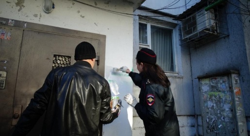 Полицейские и общественники провели акцию по устранению рекламы синтетических наркотиков с фасадов домов Симферополя (ФОТО)
