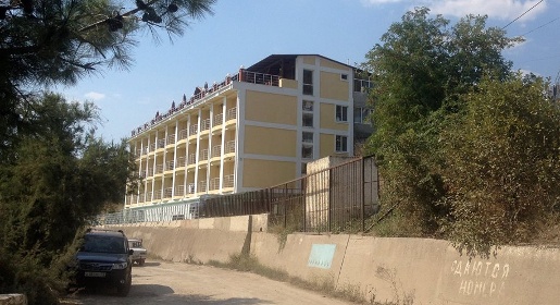 Житель Семидворья возвел пятиэтажную гостиницу, захватив 800 кв. м муниципальной земли (ФОТО)