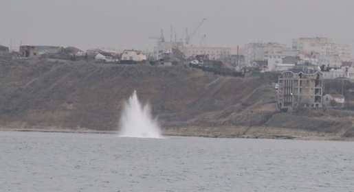 Пиротехники МЧС обезвредили морскую якорную мину у побережья Севастополя (ФОТО)