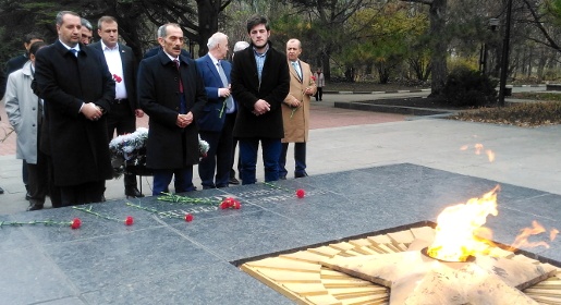 Турецкая делегация почтила в Крыму память советских воинов возложением цветов к Вечному огню (ВИДЕО)