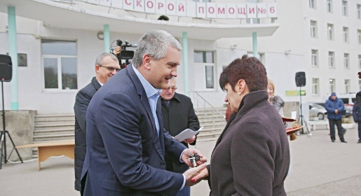 Аксёнов вручил крымским медикам ключи от новых автомобилей «скорой помощи» (ФОТО)