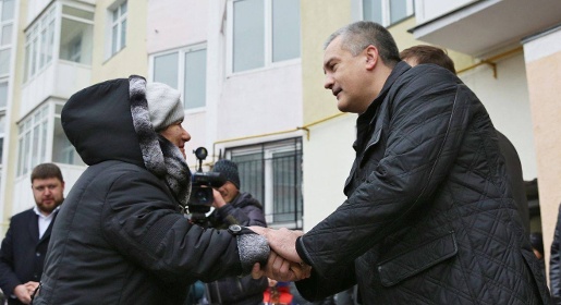 Аксёнов заложил капсулу под строительство Центра полиэтнической культуры молодежи в Симферополе и вручил ключи от 90 новых квартир реабилитированным гражданам (ФОТО)