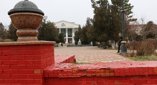 Власти Керчи выделят 3 млн руб на ремонт разрушающейся стены из красного кирпича в центре города (ФОТО)