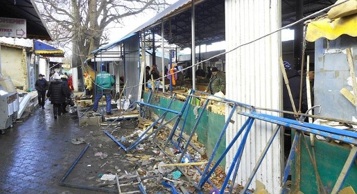 Владелец микрорынка на симферопольской улице Козлова самостоятельно демонтировал часть торговых объектов после года судебных тяжб (ФОТО)