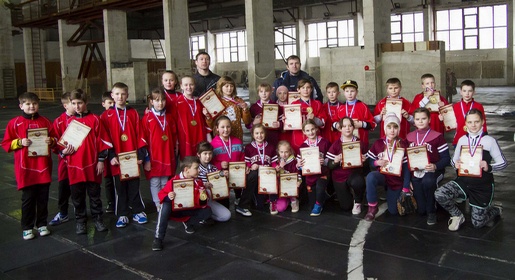 Сборная двух спортивных школ Симферополя выиграла первенство Крыма по софтболу в зале (ФОТО)
