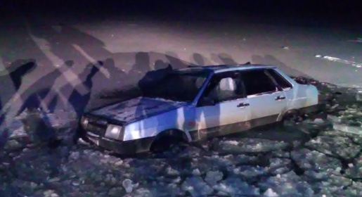 Легковой автомобиль провалился под лед на Симферопольском водохранилище (ФОТО)