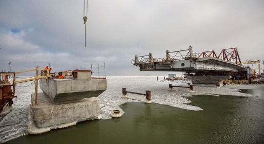 Строители Крымского моста приступили к монтажу пролётов на морские опоры (ФОТО, ВИДЕО)