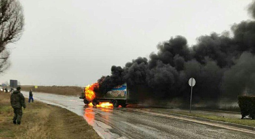 Два грузовика сгорели в результате столкновения на въезде в Евпаторию (ФОТО)