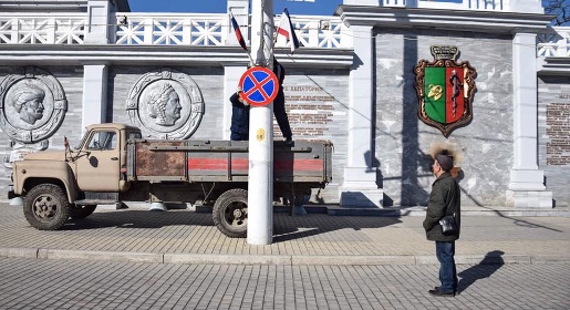 Власти Евпатории запретили остановку и парковку на главной городской площади (ФОТО)