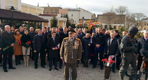 Крымчане впервые отпраздновали День сил специальных операций у памятника «вежливым людям»