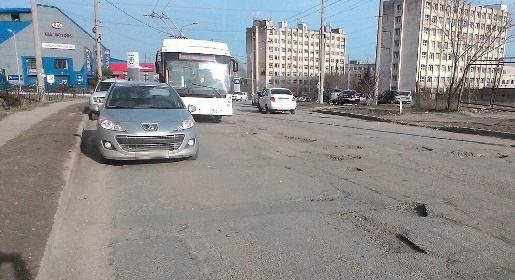 Власти Симферополя намерены за 840 тыс руб привести в порядок как минимум три разбитых дороги (ФОТО)