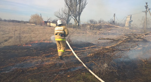 Крымские спасатели с начала недели тушили траву более трех десятков раз – площадь возгораний превысила 25 гектаров (ФОТО)