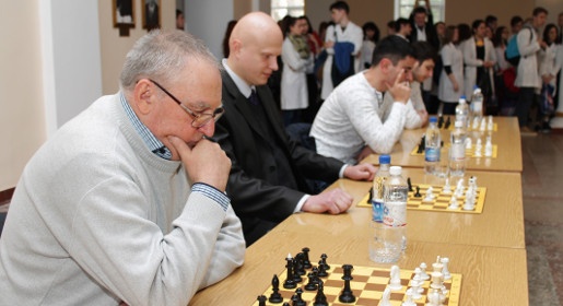 Международный гроссмейстер провел сеанс одновременной игры в шахматы в Медакадемии КФУ (ФОТО)