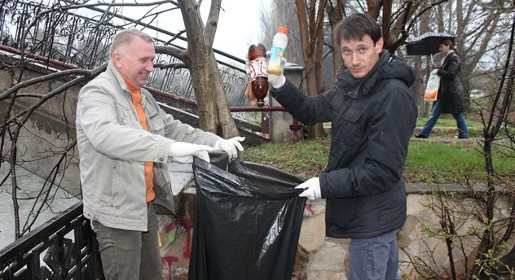 Сотрудники крымского минфина собрали десятки мешков с мусором в ходе очистки набережной Салгира (ФОТО)