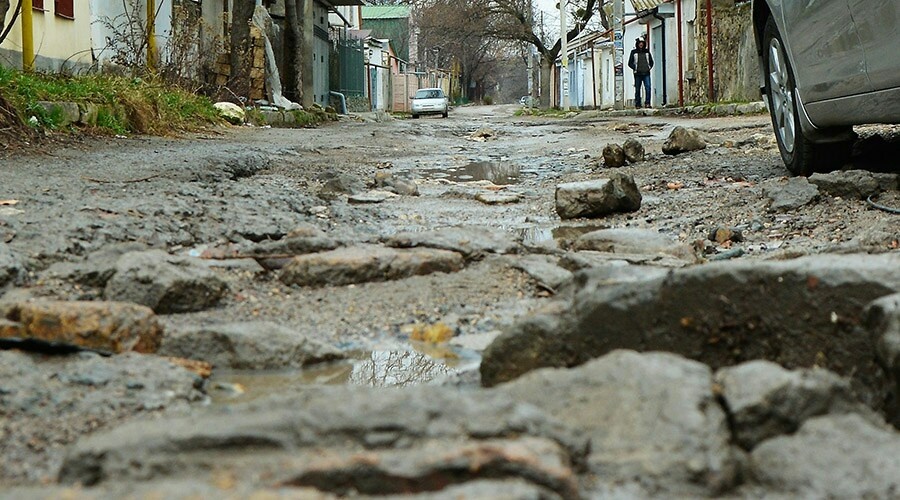 Минтранс Крыма и администрацию привлекли к суду за плохие дороги в Симферополе