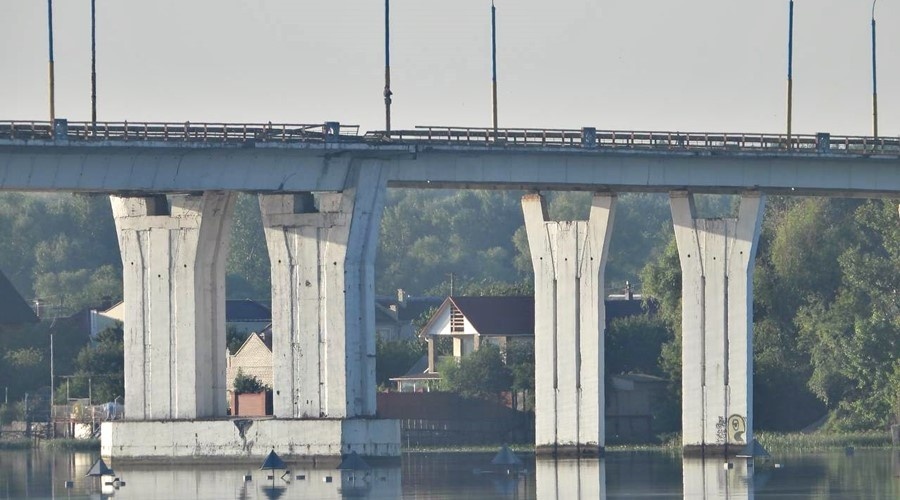 ВСУ снова обстреляли мост через Днепр в Херсоне