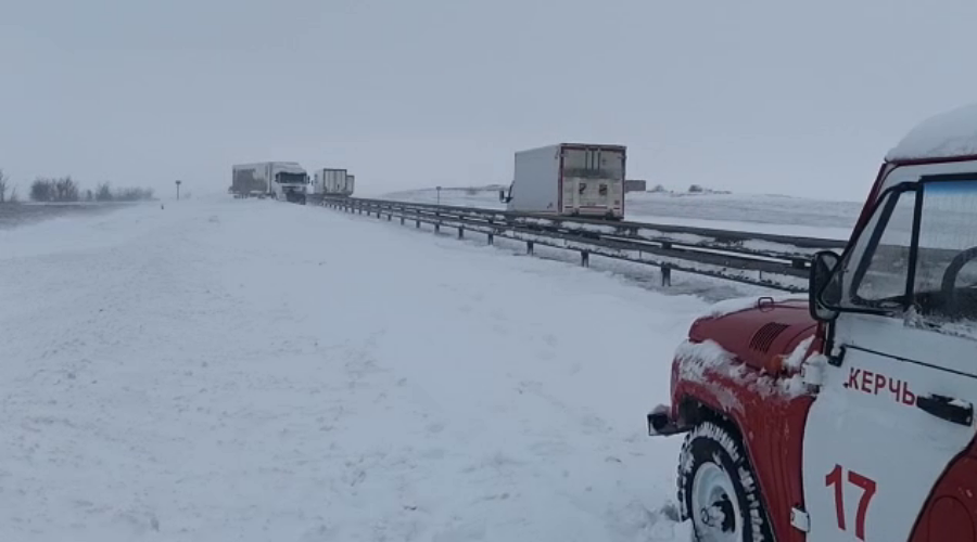 Крымские спасатели и дорожники достали из снежных переметов 53 автомобиля