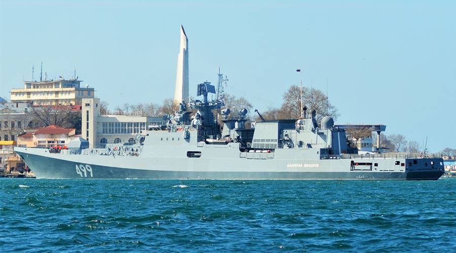 Фрегат «Адмирал Макаров» и сторожевой корабль «Пытливый» провели учения по ведению боя в Черном море