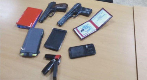 В Крыму задержали мужчину с муляжом пистолета и поддельным удостоверением ФСБ