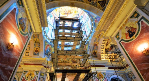 Художники заканчивают многолетнюю работу по внутренней росписи Александро-Невского собора в Симферополе
