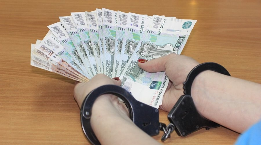 Пьяный крымчанин пытался дать инспекторам ДПС взятку в 20 тысяч рублей 