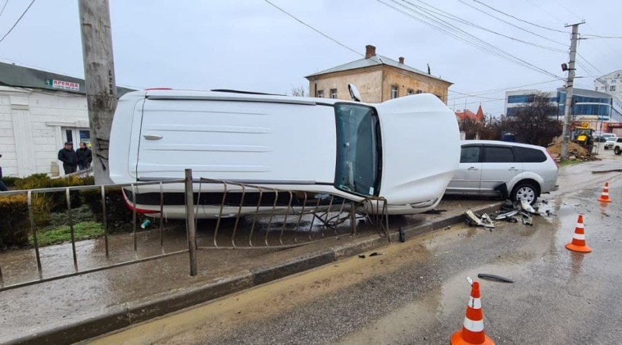 Удар легковушки забросил внедорожник на пешеходное ограждение в Севастополе