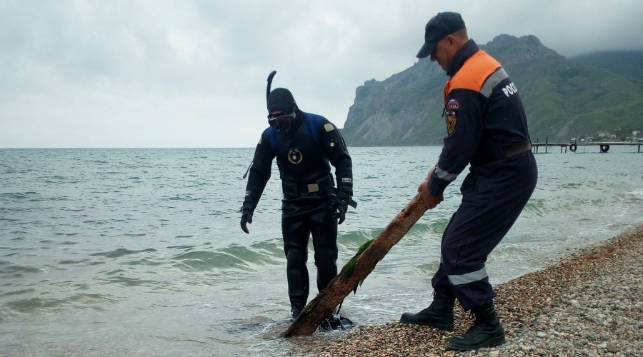 Водолазы МЧС проверили почти сотню крымских пляжей