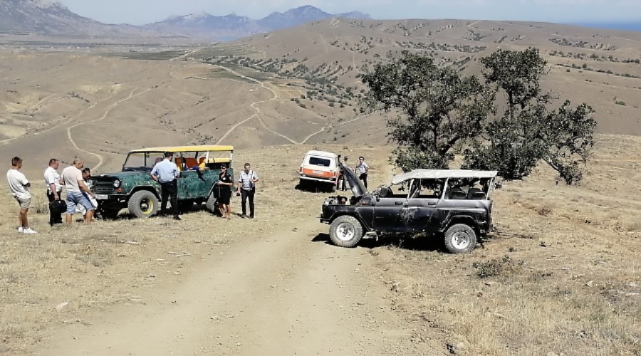 Туристы пострадали при опрокидывании внедорожника в горах под Судаком