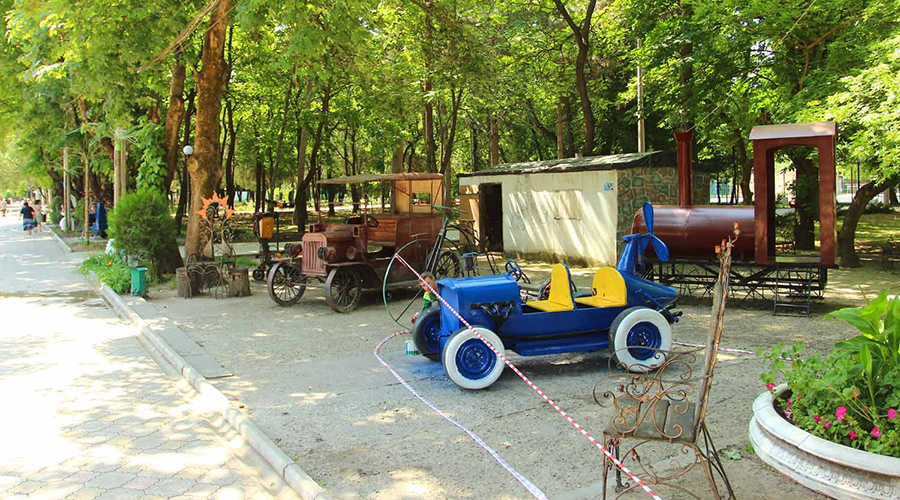 Дети-художники раскрасят кованный паровоз в Детском парке Симферополя