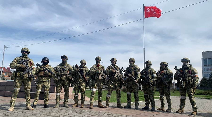 Севастопольские военнослужащие подняли Знамя Победы в Херсоне