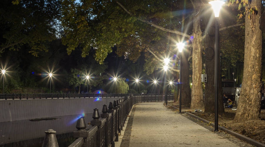 Первую сотню новых фонарей установили на отремонтированной набережной Салгира в Симферополе